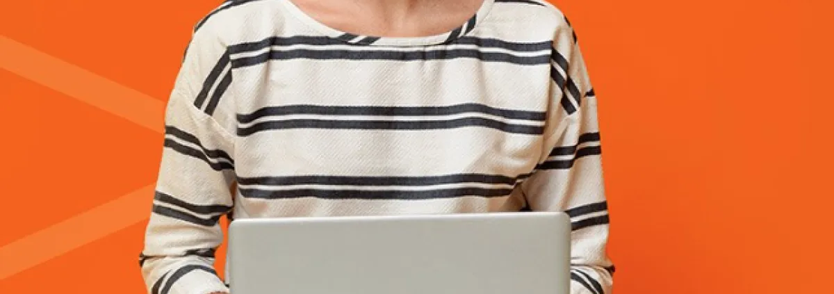 girls and her laptop